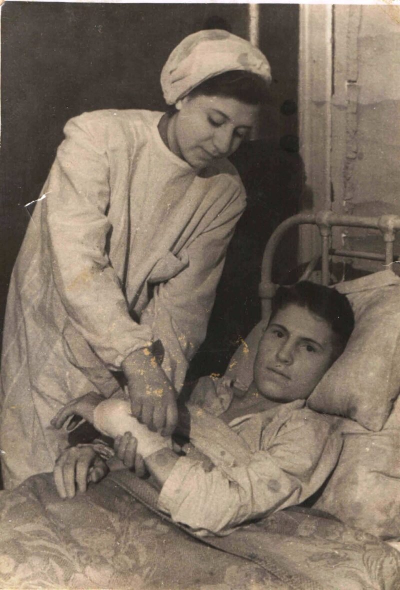 Медсестра госпиталь. Госпиталь в годы войны 1941-1945. Военный госпиталь 1942 год. Госпиталь военный 1941-1945 раненые. Фронтовой госпиталь 1945.