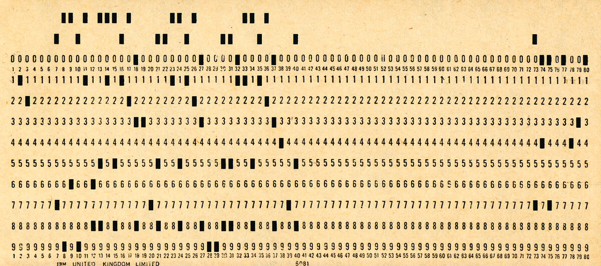 Обычная перфокарта, где чёрные квадраты — это единицы. Изображение: Wikimedia Commons