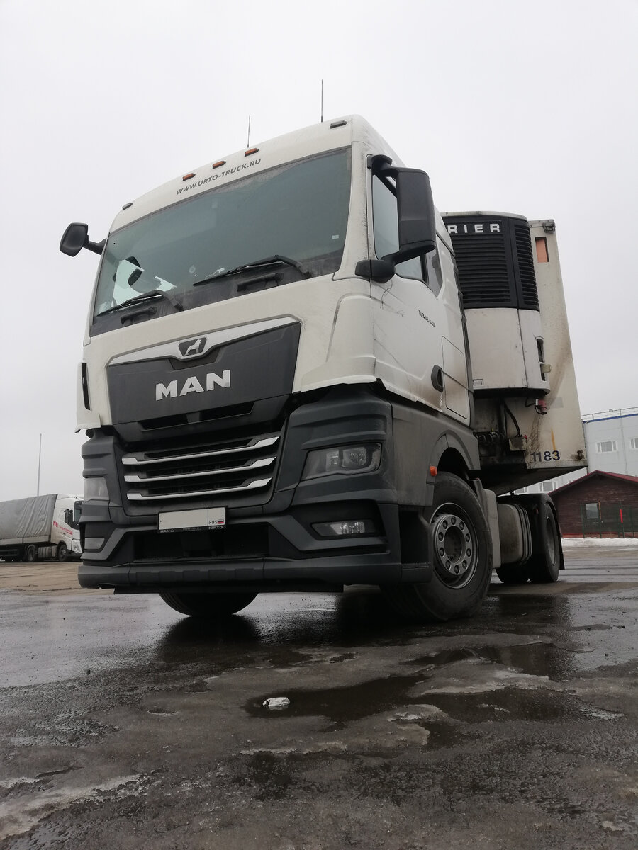 Man Tgx 2022г.в. На крыше видны две штатные антенны: одна от эфирного радио, вторая для рации.