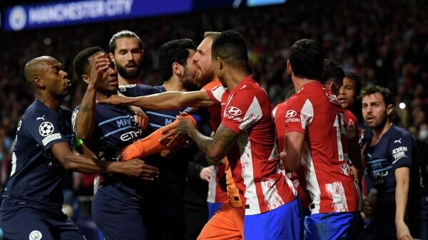    Футболисты "Манчестер Сити" и "Атлетико" во время потасовки© AFP 2022 / OSCAR DEL POZO