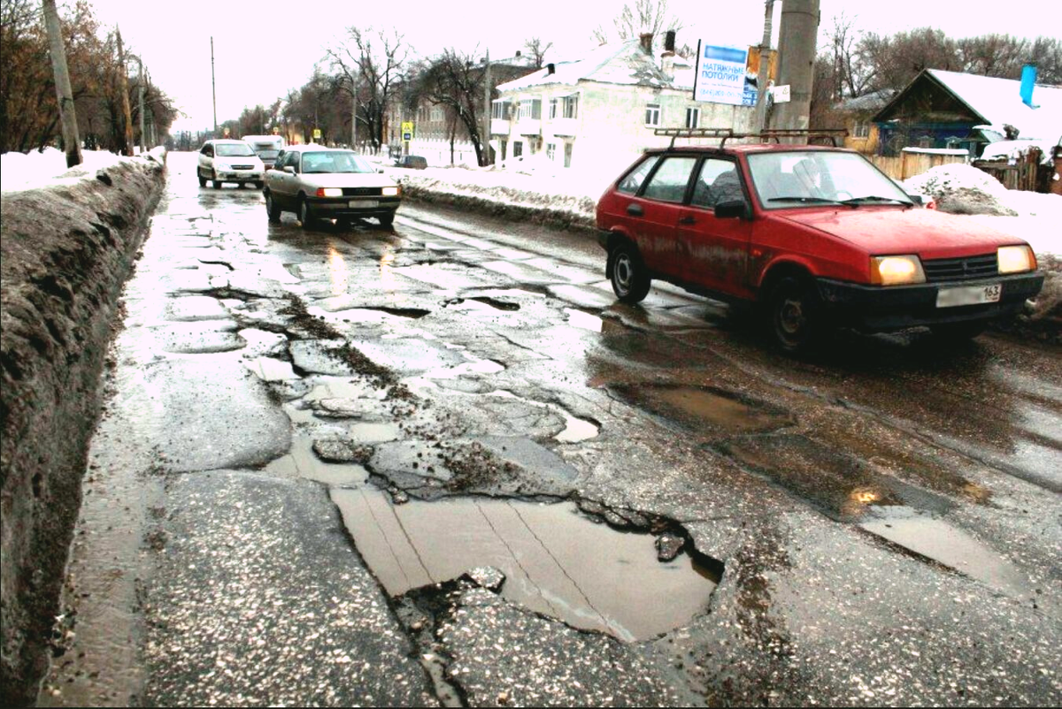 На этой дороге снег растаял вместе с асфальтом. Фото fishki.net