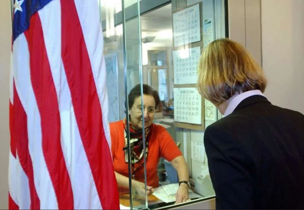 В другой стране на визу в США, подать документы, можно только лично!