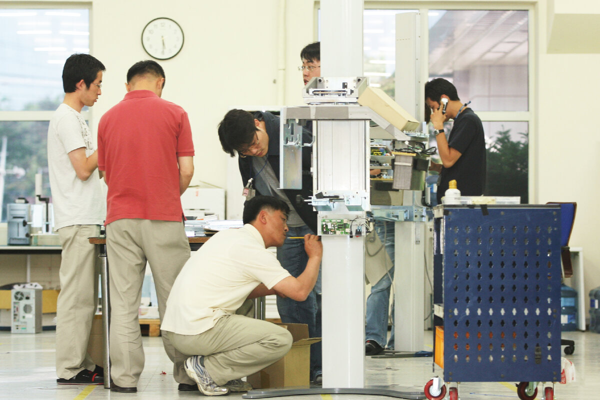 Сотрудни компании Vatech в 2002 году работают над созданием первой стоматологической панорамной рентгеновской системы в Корее