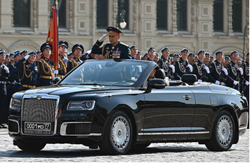 Кабриолет (фр. cabriolet) в изначальном значении — лёгкая одноосная конная повозка со складывающейся крышей, в которую запрягалась одна лошадь; в современном значении — легковой автомобиль с откидывающимся верхом. Современные автомобили-кабриолеты оснащают складываемым мягким (из винила или полотна) либо жёстким верхом. Они, как правило, выполнены на базе усиленных кузовов обычных дорожных седанов, хэтчбеков и оснащены только двумя (очень редко четырьмя) дверьми. На фото: парадный кабриолет Aurus Senat на военном параде на Красной площади 9 мая 2019 года.