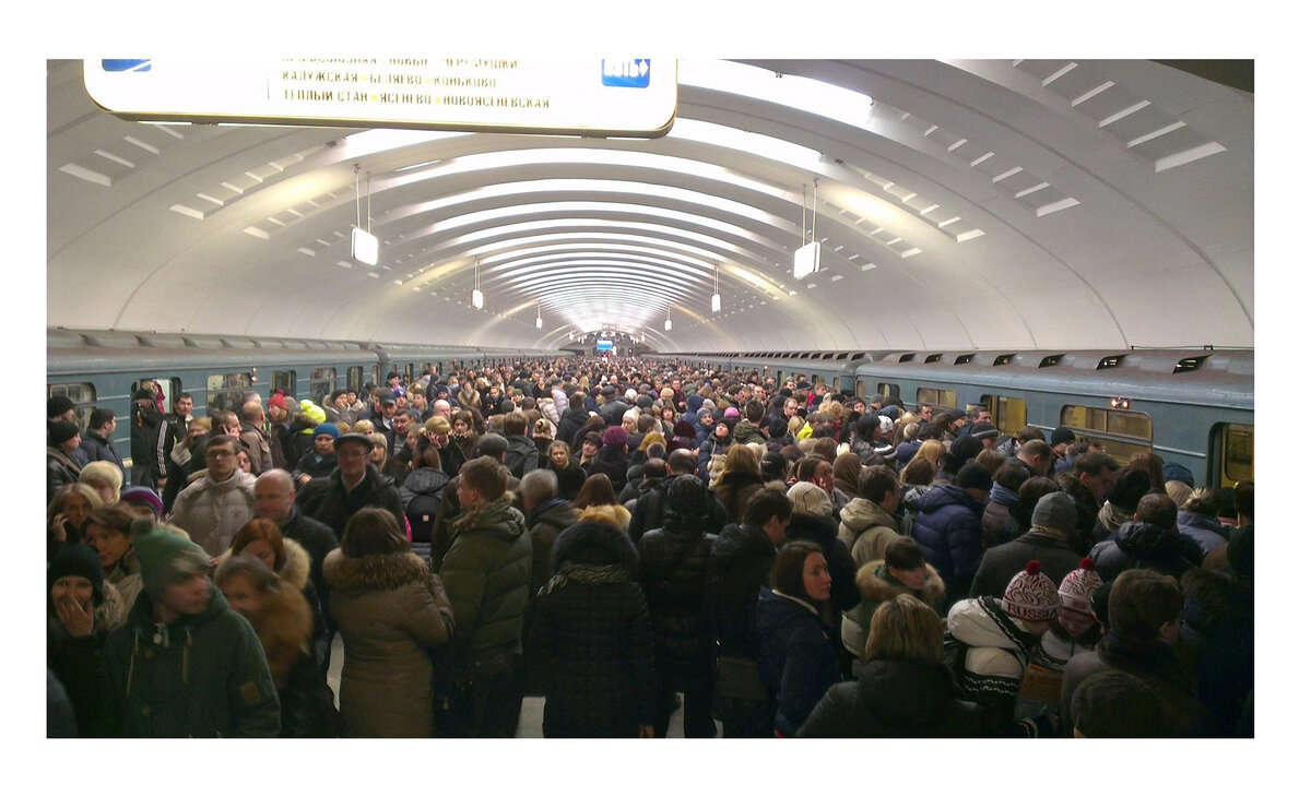 Много людей в метро