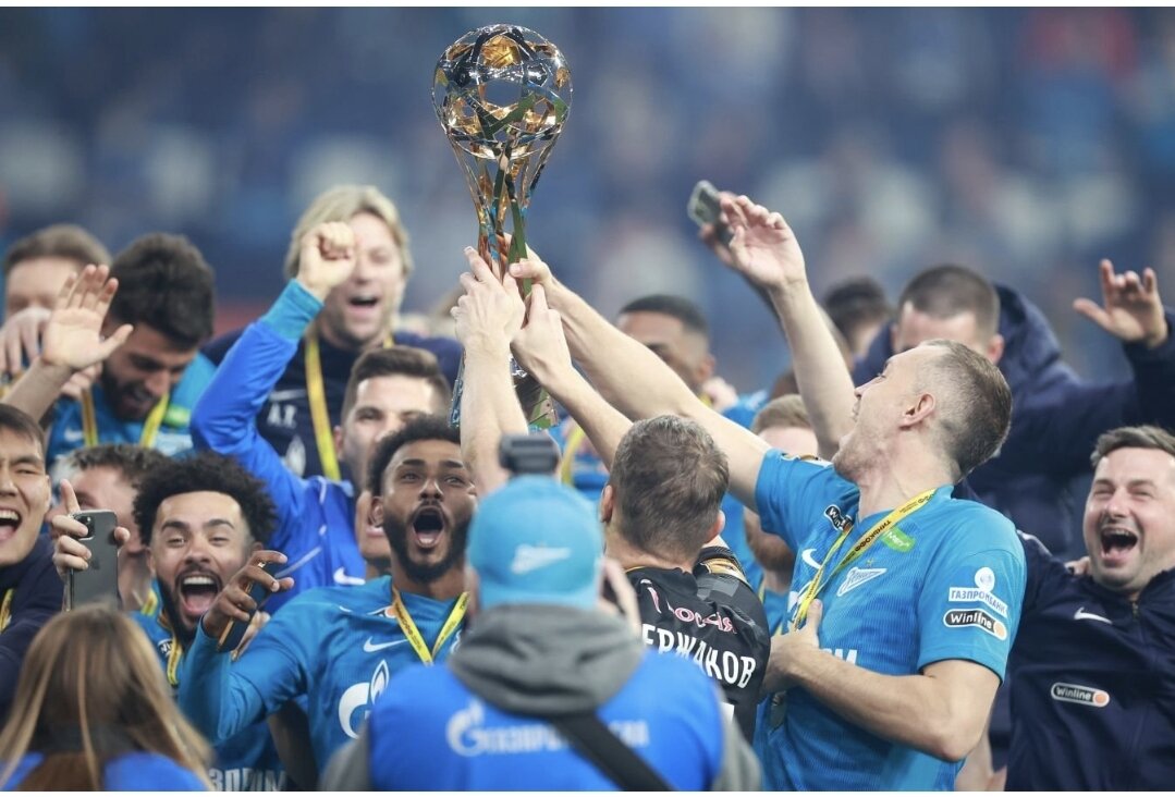 Игроки "Зенита" празднуют чемпионство. Фото fc-zenit.ru