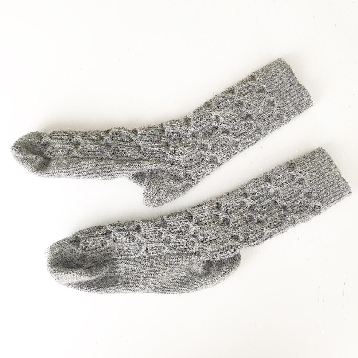 Только что связанные носки (до ВТО - влажно тепловой обработки)