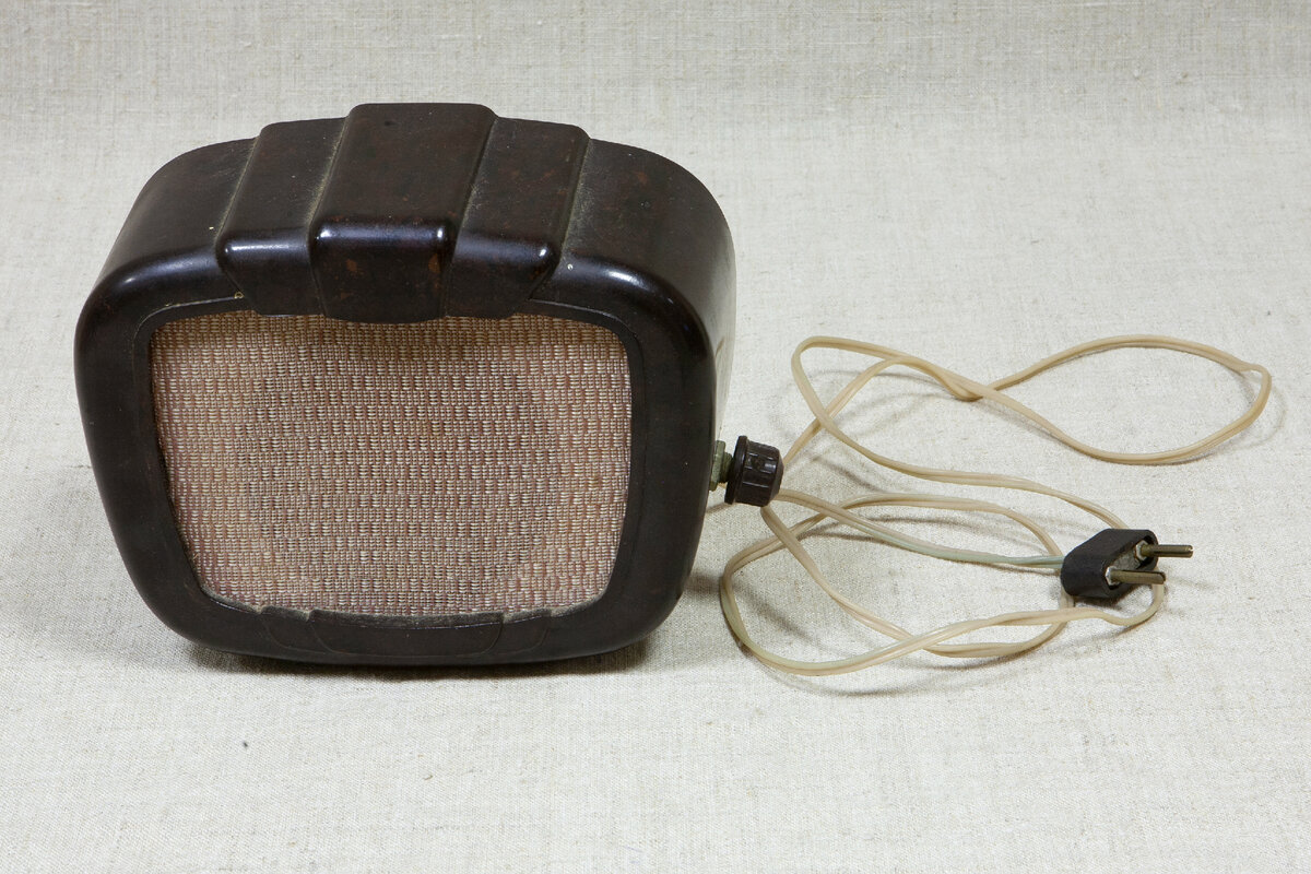 АМДЗ КП-18138. ПР-127 ГРОМКОГОВОРИТЕЛЬ ДИНАМИЧЕСКИЙ 0,2-ГД-III. 1957-1958 гг. Место создания: СССР, г. Ленинград. Пластмасса, металл, картон, ткань, бумага, штамповка, литье, формовка, сборка. 15,2х20,1х9,1. дл. кабеля-147.