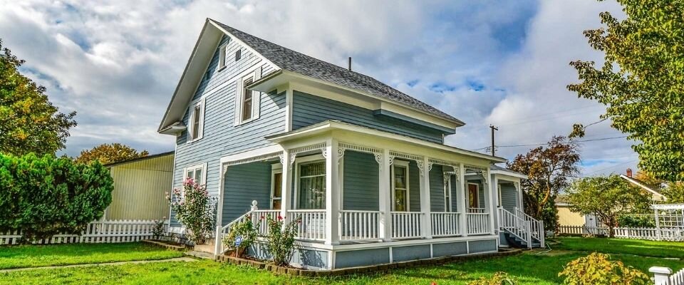 Стабилизатор напряжения для дачи является важнейшим фактором, гарантирующим безопасность электроприборов. Наличие этого устройства обеспечит надлежащее качество напряжения в самых сложных условиях.