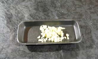 Мелко порезать чеснок