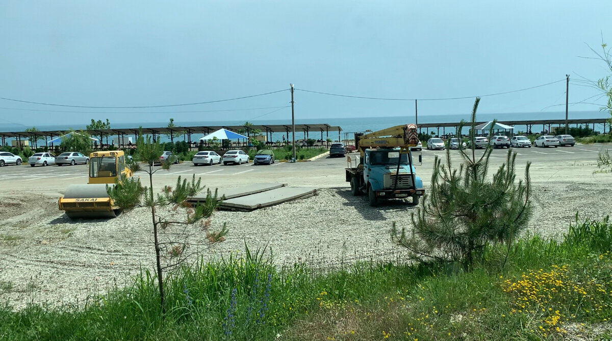 Ничего особенного в нем нет. Я бы сказал, он больше напоминает большую парковку, нежели кемпинг