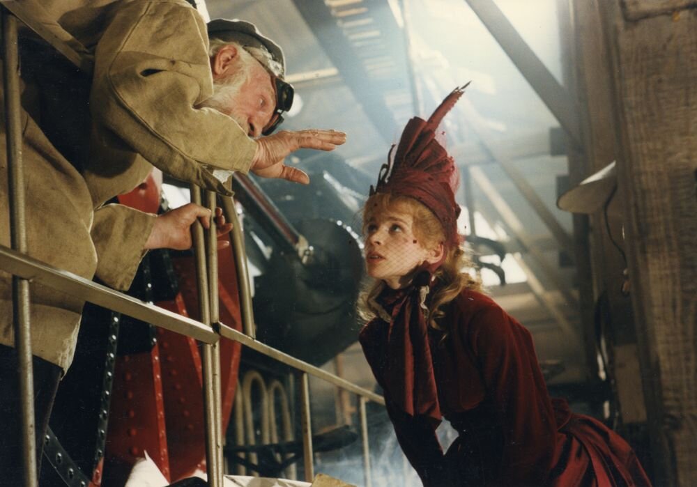 Эпизод «Джейн в мастерской Маккракена». Сцена из фильма. Слева направо - Дуглас Маккракен (Р.Харрис), Джейн (Д.Ормонд)