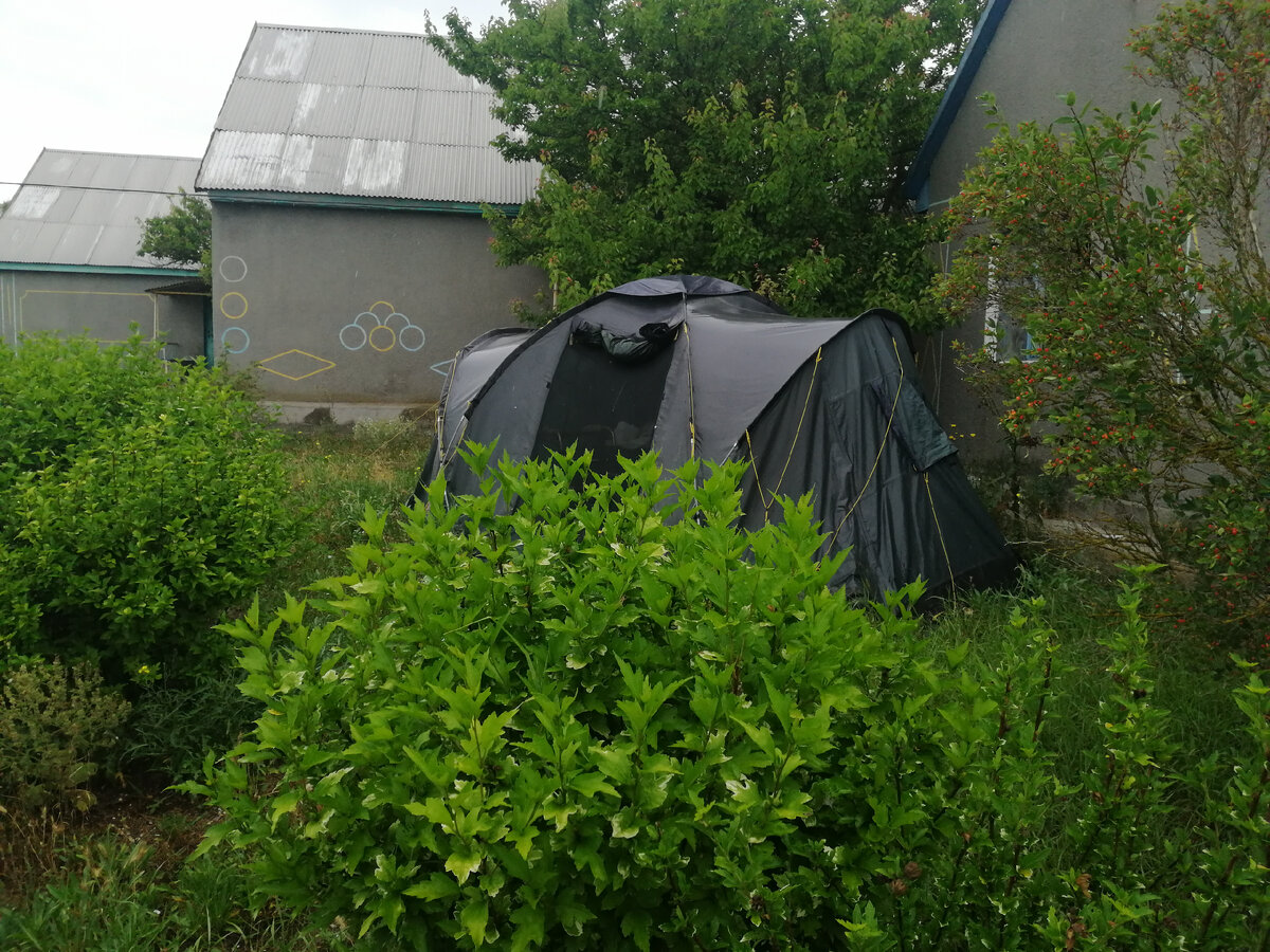 Наша палатка на Донузлаве. Решили, что надо ее убрать. Сейчас нет времени там ночевать и если будет нужно, можно переночевать в домике на втором этаже. Теперь меня не затруднит туда подняться