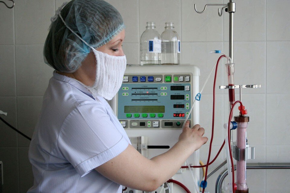     Процедуру делают примерно четыре часа, еще час уходит на подключения аппаратуры и переодевание. Олег УКЛАДОВ