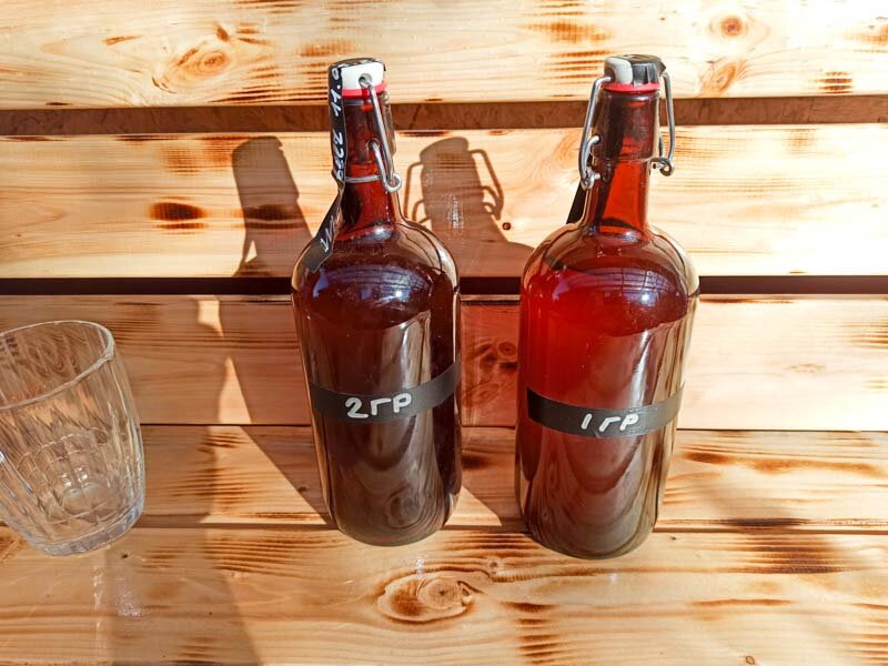 2 образца пшеничного пива с разными пропорциями дубовой щепы. Фото автора.