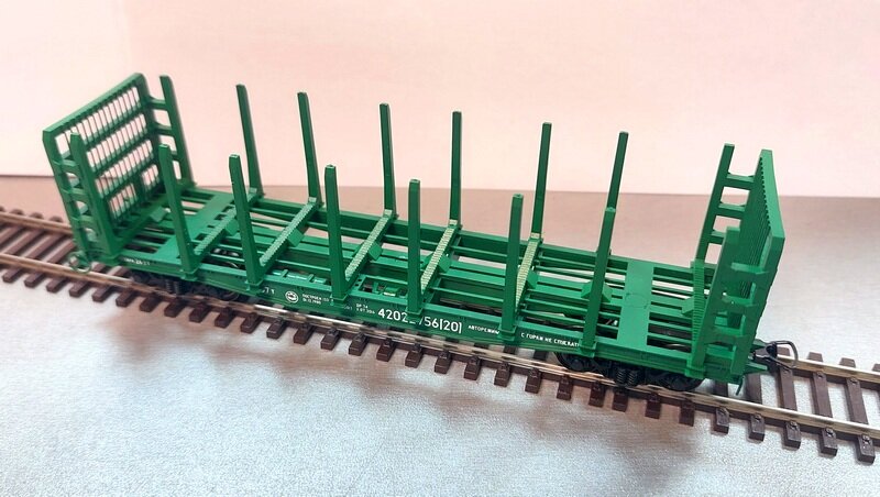 Модель платформы со стойками и торцевыми щитами для перевозки леса