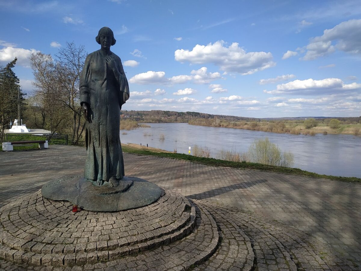 На какой реке город таруса. Таруса достопримечательности. Памятник Паустовскому в Тарусе. Таруса Калужская область достопримечательности.