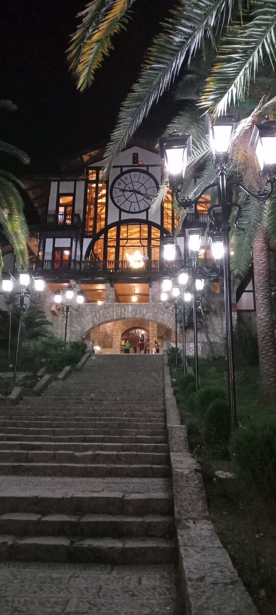 Знаменитый ресторан Гагрипш. Построен (привезен из Скандинавии и собран на месте) в 1903 году. Стиль - модерн. Во время грузино-абхазского конфликта грузины здание не обстреливали - рассчитывали отметить там свою победу