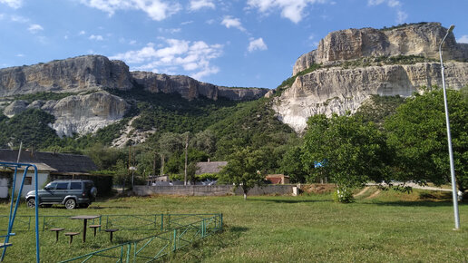 Самые красивые места в Крыму не у моря. Село среди кизиловых рощ, в сказочной Бельбекской долине. Показываю дом, который здесь продают.