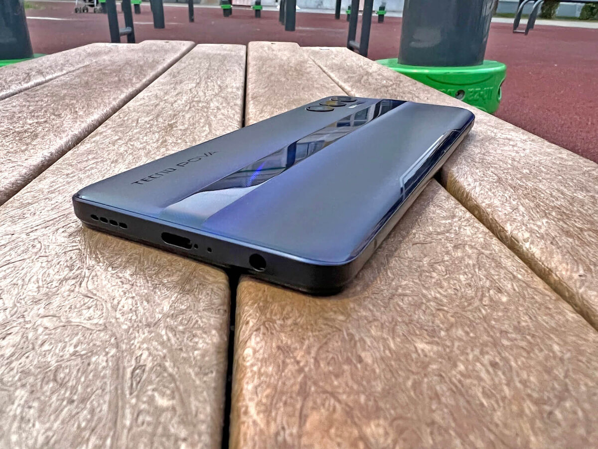    Выступ на задней стенке дополняет дизайн модели.