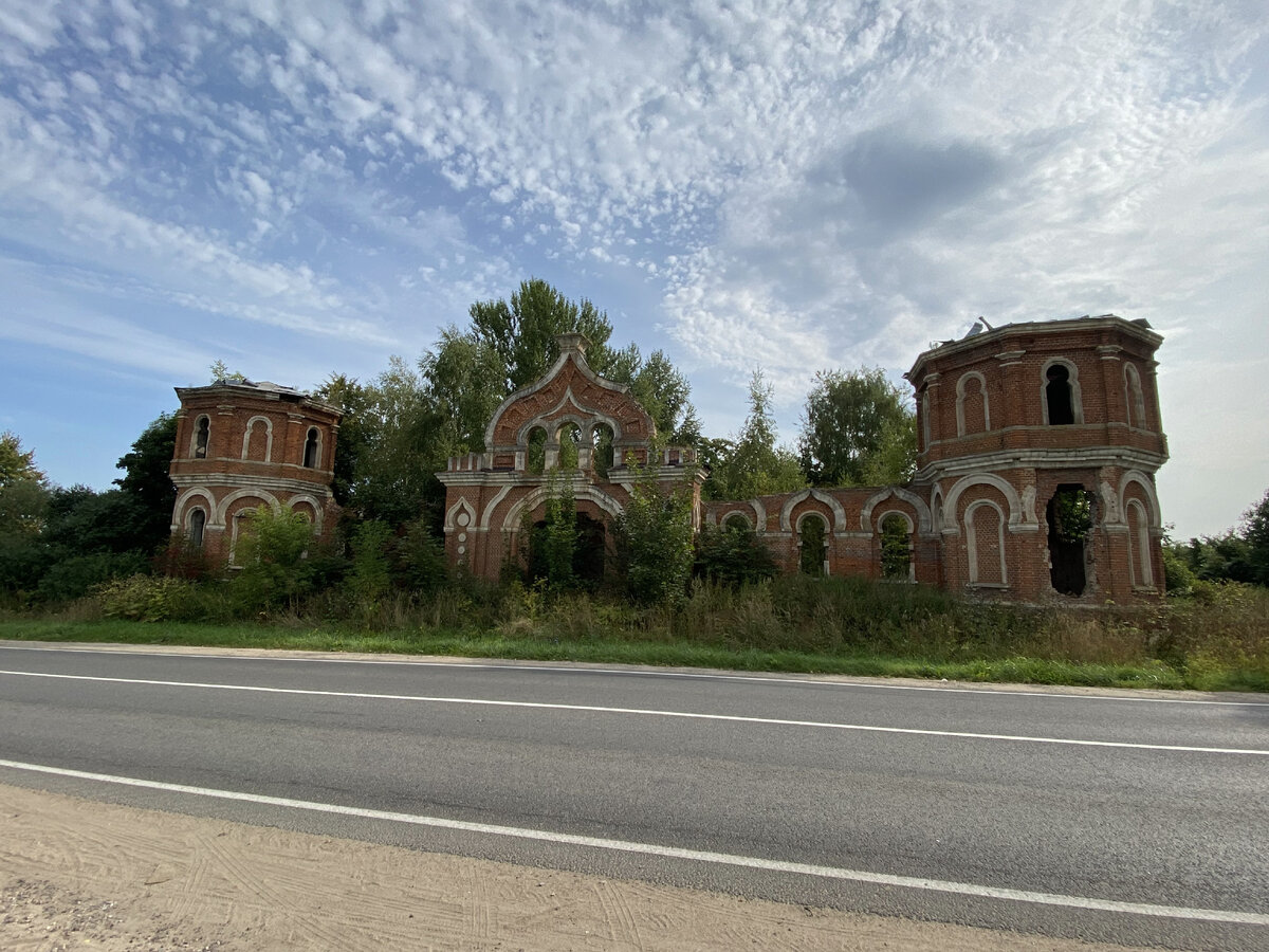 Село Росва, расположенное на старой дороге Калуга-Смоленск, известно с XVII века. Усадьба же была основана во второй половине XVIII века калужским наместником Кречетниковым.