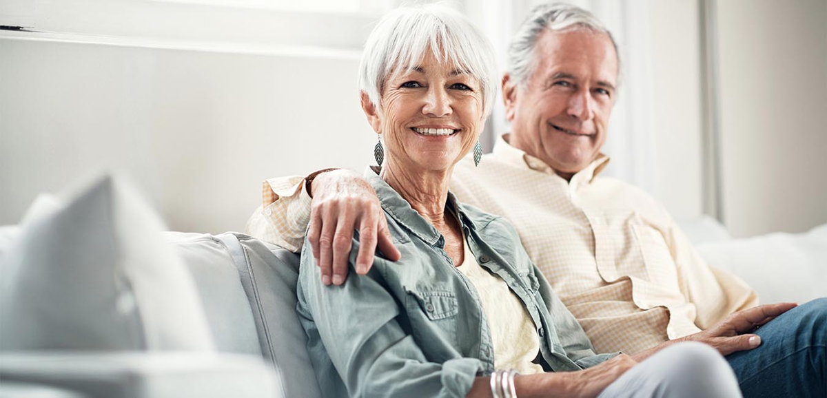 Имплантологи имеют успешный опыт лечения возрастных пациентов даже в сложных случаях. Фото страницы https://akademstom.ru/articles/implantaciya-vozrast/