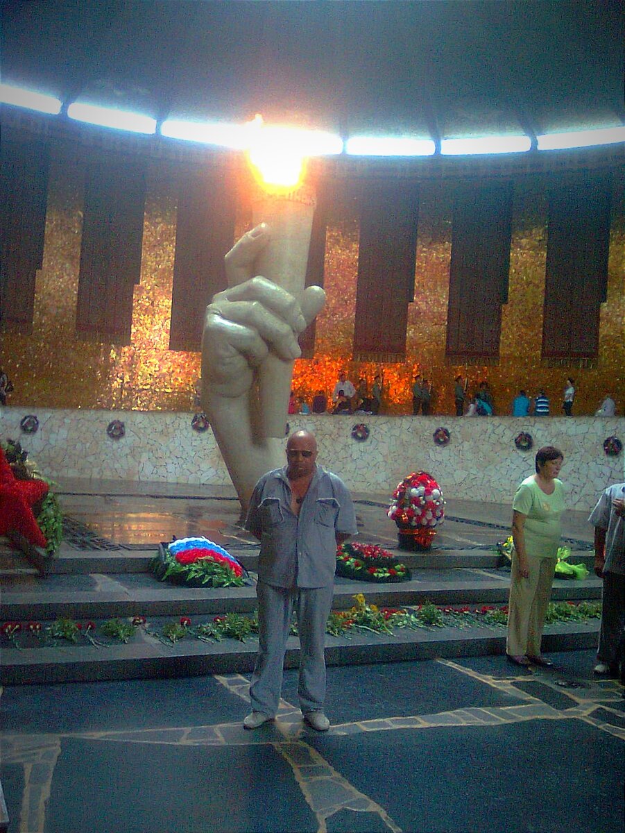 Наш Николай в своём любимом городе - герое Волгограде! Фото с личной страницы Николая на сайте VK.com, обработка автора