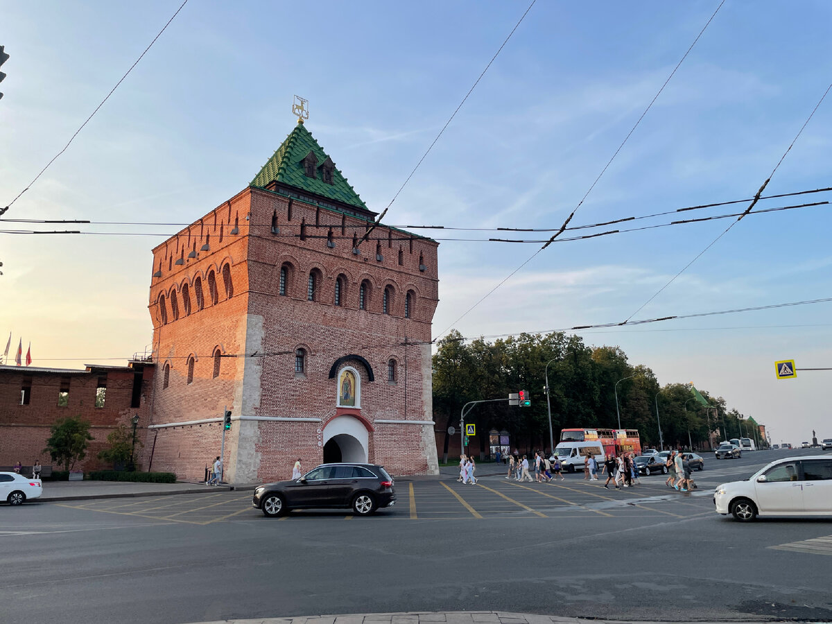 Самый знаменитый ракурс: вид на Дмитриевский башню. Мимо не проскочишь! К тому же, рядом с ней и остановка общественного транспорта. 