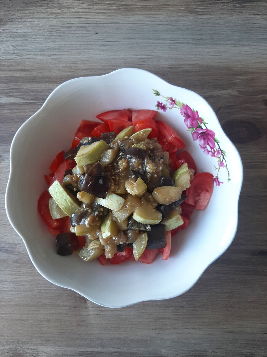 Перемешивать салат лучше уже после подачи к столу. Выкладываем слоями.