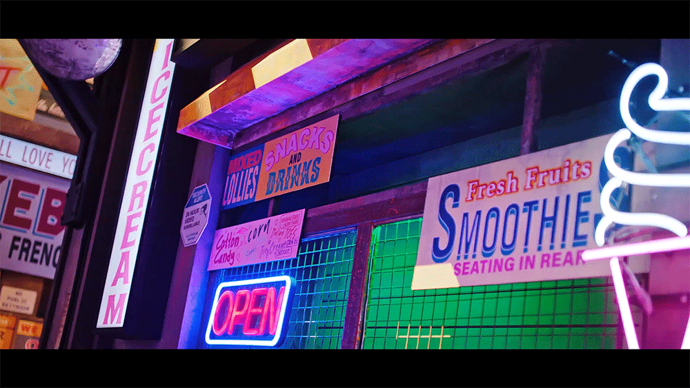 Слева вертикальная вывеска (розовыми буквами на белом фоне) + справа неоновое мороженое