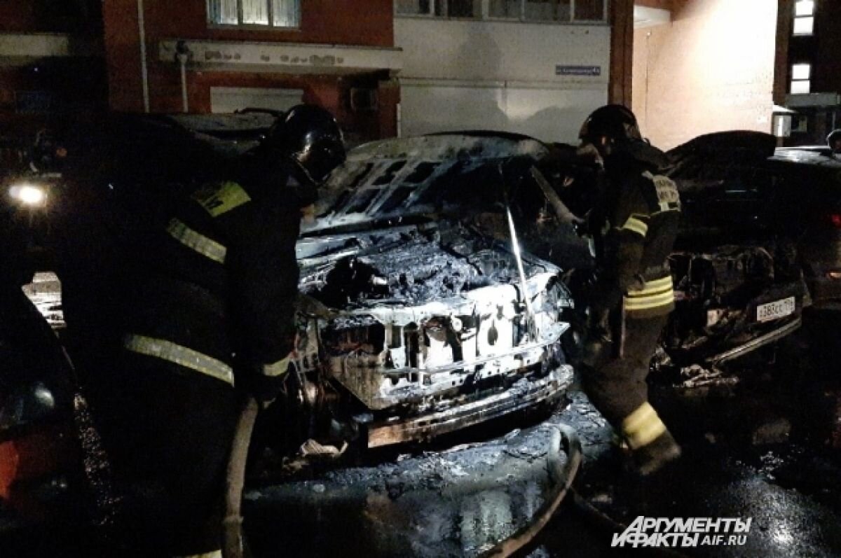    Появилось видео тушения горящих автомобилей около ЖК «Авиатор» в Перми