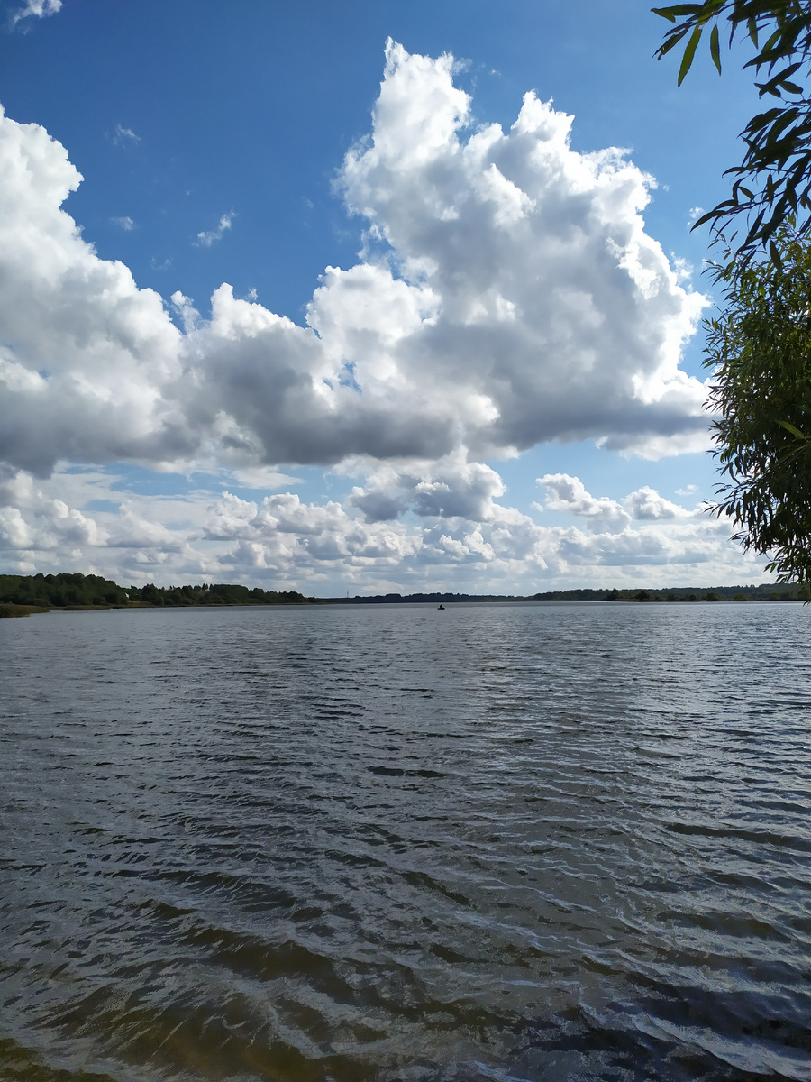 Лодка на воде.
