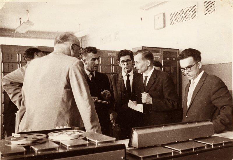 Визит английской делегации в Институт кибернетики в Киеве, 1963. Пояснения дает Б. Н. Малиновский, справа директор Института В. М. Глушков.

