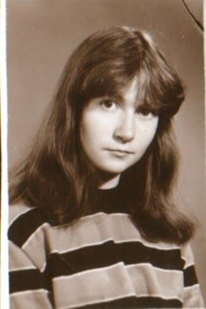 Главная на фото не я, а кофточка. На заработанные техничкой деньги я  купила ее в ГУМе и в ней сфотографировались все девчонки нашей комнаты!