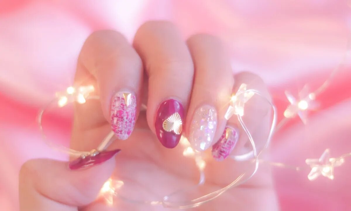 Яркий маникюр. Фото: www.piqsels.com