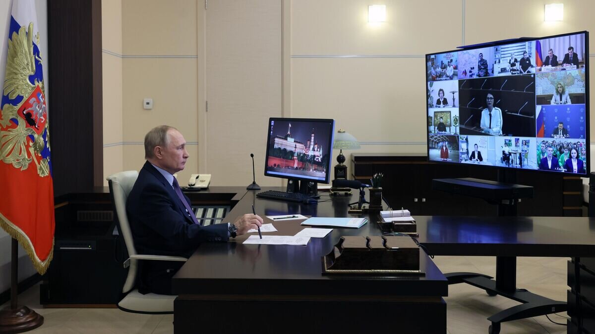    Президент РФ Владимир Путин в формате видеоконференции проводит встречу с инвалидами и представителями общественных организаций© РИА Новости / POOL
