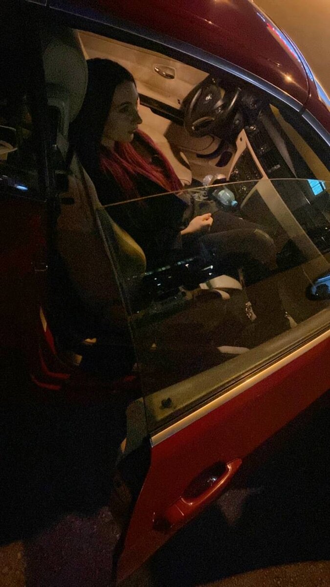 девушка в кабриолете 