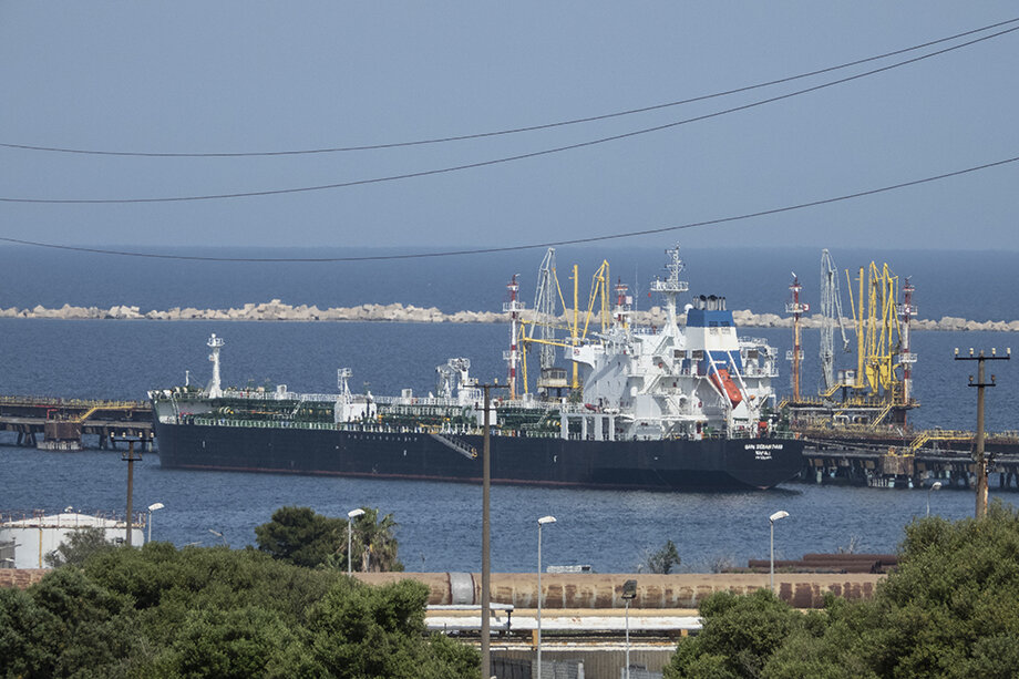 Нефтеперерабатывающий завод ISAB, принадлежащий российской компании ЛУКОЙЛ, на юго-востоке острова Сицилия в Италии. Фото: Gaetano Adriano Pulvirenti/AP/TASS