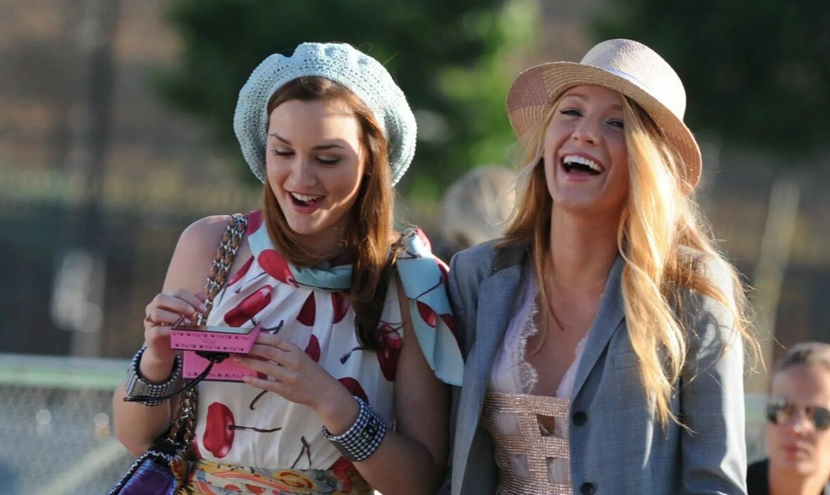     Счастливые девушки одеваются ярко Скриншот: кадр из фильма