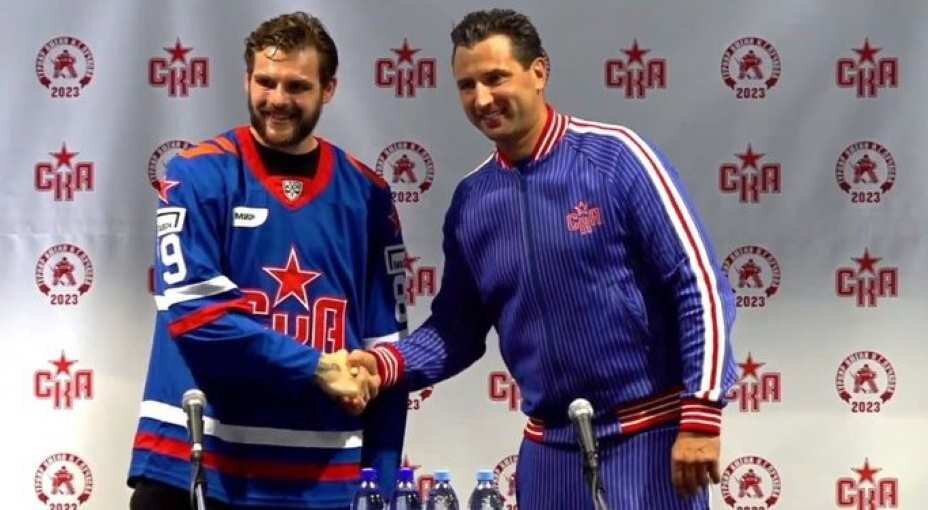    Роман Ротенберг вручил Алексу Гальченюку джерси с 89-м номером. Фото: ХК СКА