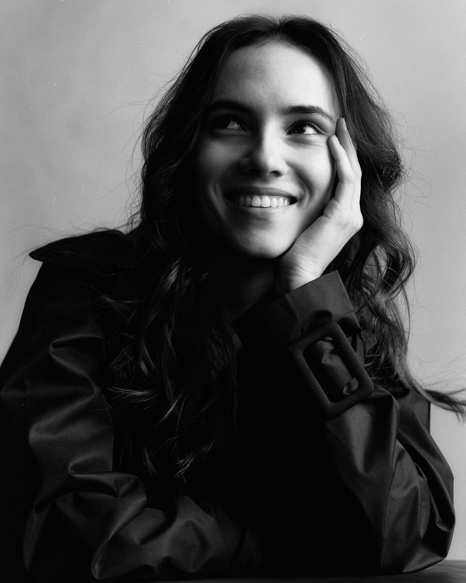    Стася Милославская снялась для портрета в фойе театраСоцсети Стаси Милославской