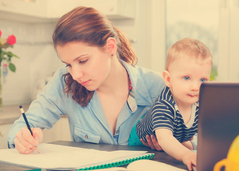 Многие мамы используют возможность поучиться