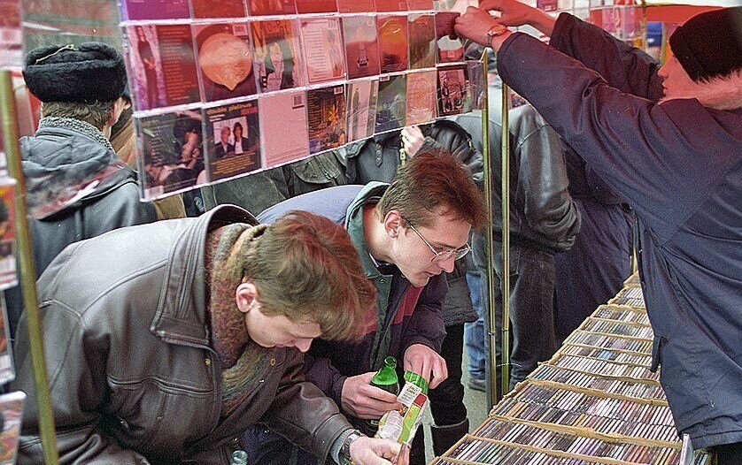 те самые легендарные рынки 90-х. Именно здесь рождались музыкальные звёзды. Фото из открытого источника