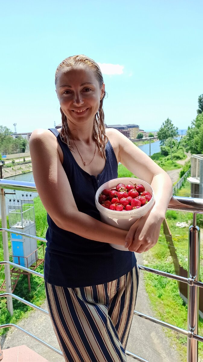 Вид с балкончиков нашего номера и сам отель. Фотографии можно листать