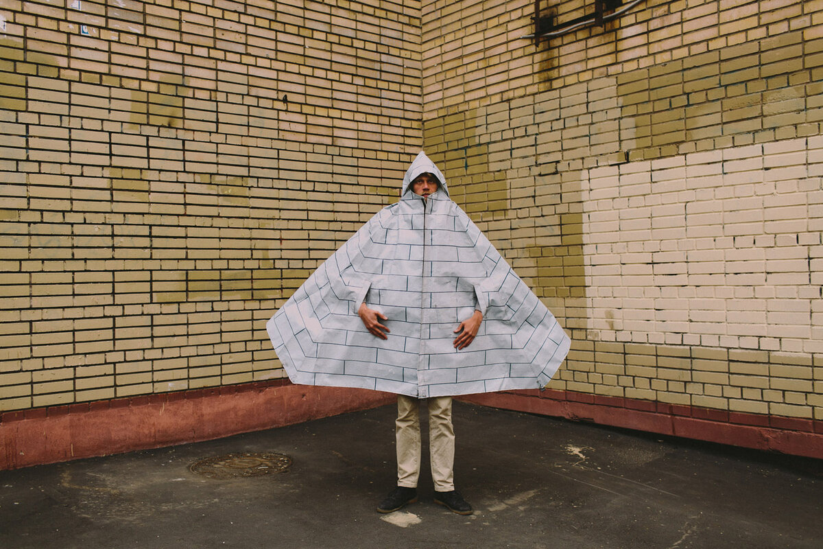 Разрезая стены. Москва, 2015. Плащ-палатка из материалов, заимствованных из городской среды. Источник: Игорь Поносов, архив.