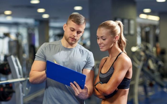 Некоторые начинающие и опытные спортсмены, в не зависимости от пола и возраста, интересуются вопросом, как правильно составить программу тренировок для себя, в тренажерном зале, ведь не у каждого, есть деньги на личного фитнес-инструктора, который бы составил вам индивидуальную тренировочную программу, а также расписал рацион питания, в зависимости от вашей цели. Поэтому, будем учиться сами составлять грамотные планы тренировок, которые в дальнейшем должны будут приносить ожидаемый результат. 
Сразу сделаем акцент на правильном питании при занятиях в тренажерном зале, потому что ни одна самая правильная для вас программа тренировок, не будет работать, если вы будете безобразно питаться. От правильного, сбалансированного питания, будет зависеть, как минимум 50% успеха, достигните ли вы поставленной цели в тренажёрном зале, или нет. 
А теперь перейдет, непосредственно к 7-ми основным правилам, которые необходимо учитывать, при написании себе индивидуальной тренировочной программы.