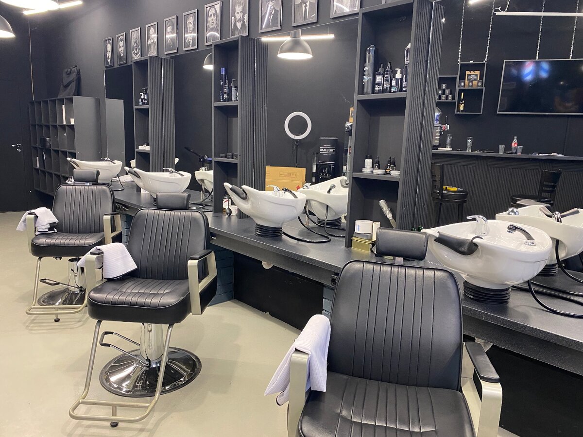 Барбер воскресенск. Барбершоп corner мытищи. Твой барбершоп. Твой барбершоп. Мужская парикмахерская barbershop.