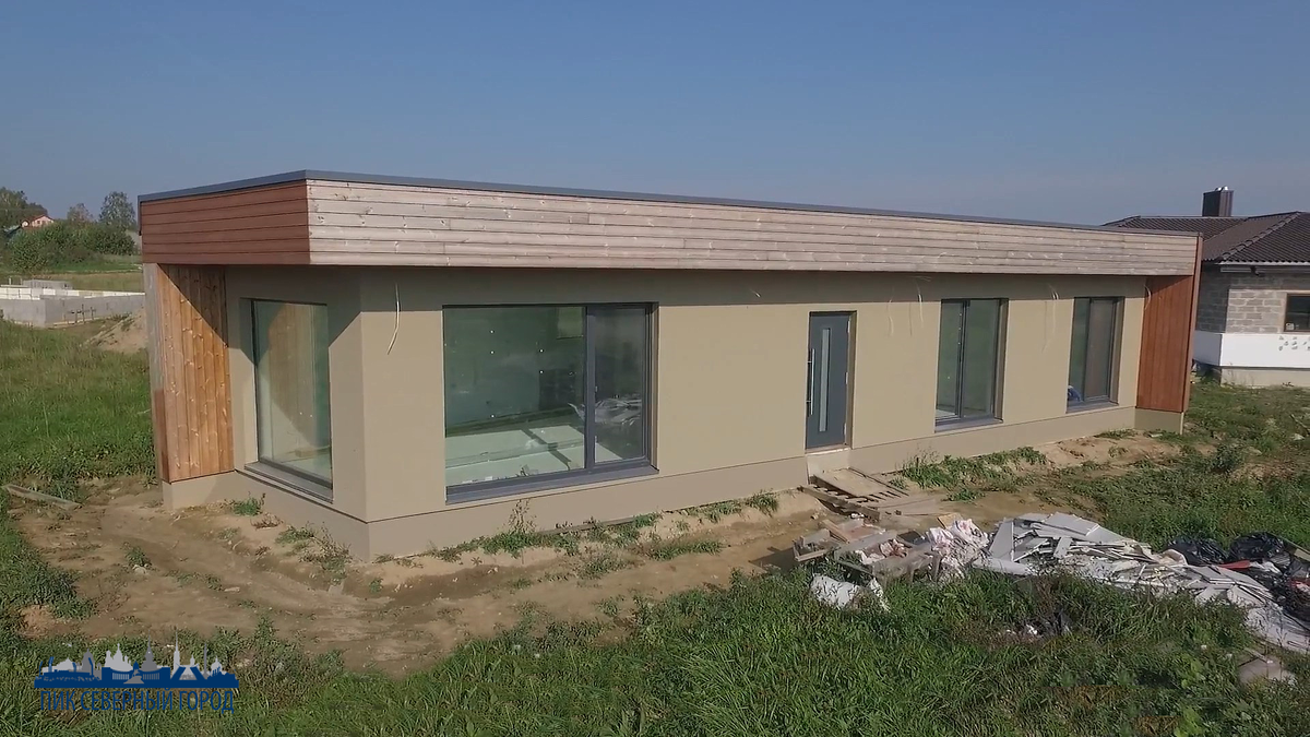 Дом по финскому быстровозводимому ( 25 дней ) проекту "Нео", габаритные размеры 14.0х8.5 м. максимальная высота 3.2 м, общая площадь строения 79 м.кв. В основании проекта заложен самостоящий деревянный каркас. В доме предусмотрены 3 спальных помещения, кухня - столовая, гостинная, санузел, техническое помещение. Архитектурные особенности, площадь застройки трапецевидной формы, объемный зал, кровля плоская в базе неэксплуатируемая ( дополнительно организую солярий + 58.000 руб).
Фундамент - свайно-ростверковый (опционально система "Теплый пол" + 120.000 руб), Основной каркас и несущие конструкции - деревянный каркас (пиломатериал хвойных пород, сухой), толщина теплого контура 250 мм, перегородки 150 мм, утепление - базальтовые маты 150 мм. Перекрытия по деревянным фермам - 200 мм.
Кровля плоская неэксплуатируемая, материал кровли битумный наплавляемый, мембрана ПВХ
Внешняя отделка - деревянный планкен, фиброцементный сайдинг, металлический архитектурный декор, штукатурка фасадная по ЦСП.
Внутренняя отделка под чистовую - ГВЛ плита, фанера ФСФВ Окна и двери по проекту.
Коммуникации по вашему заданию