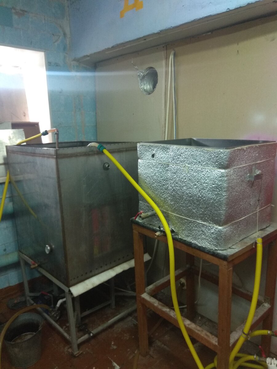 Слева варочный котел из нержавейки, а справа бак для промывочной воды.