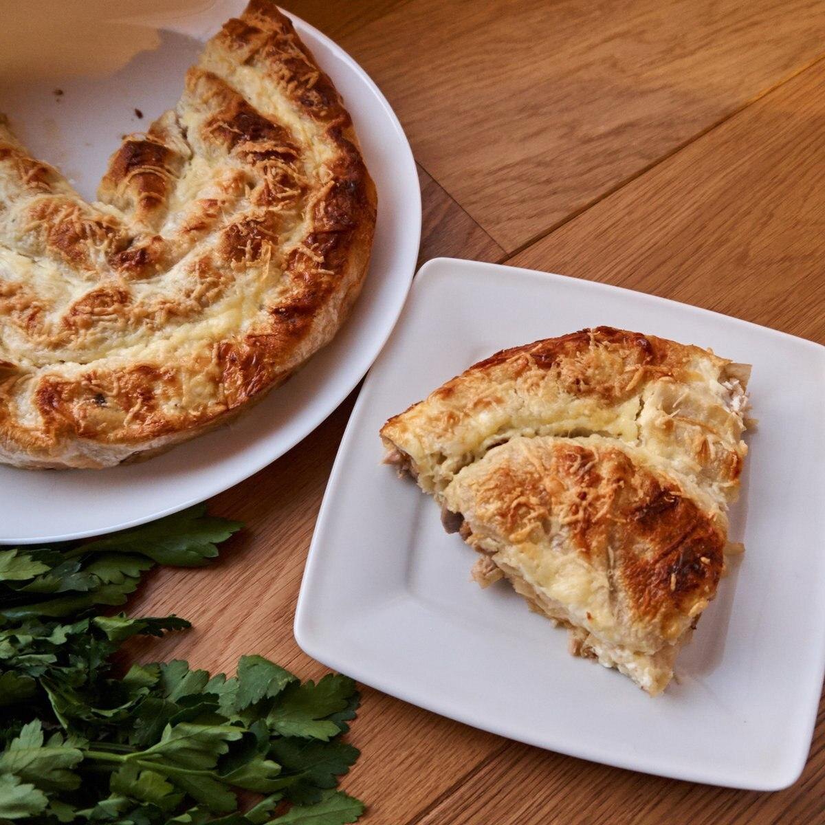 Пирог из лаваша с грибами, курицей и сыром